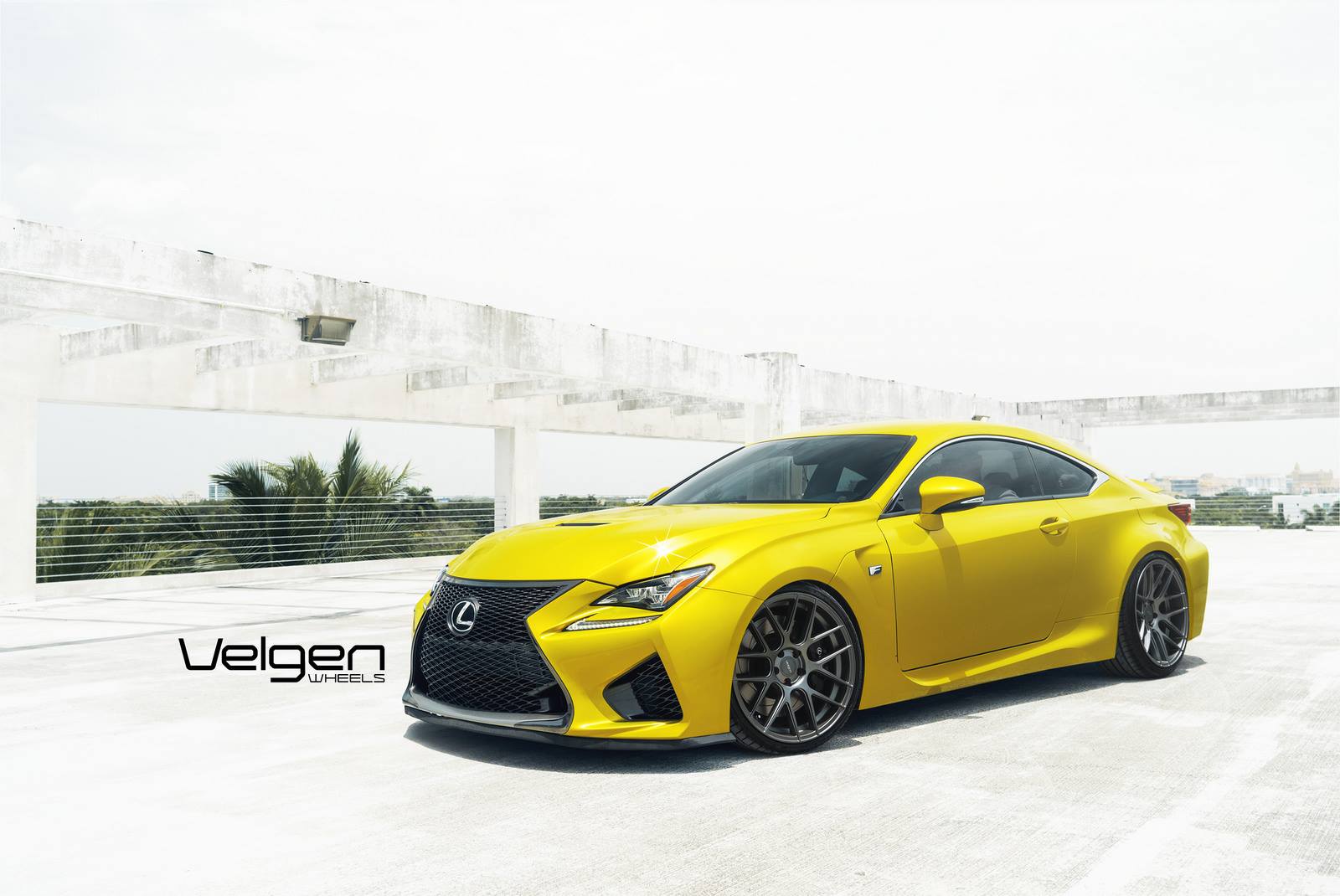 Желтый Lexus RC F на великолепных дисках Velgen